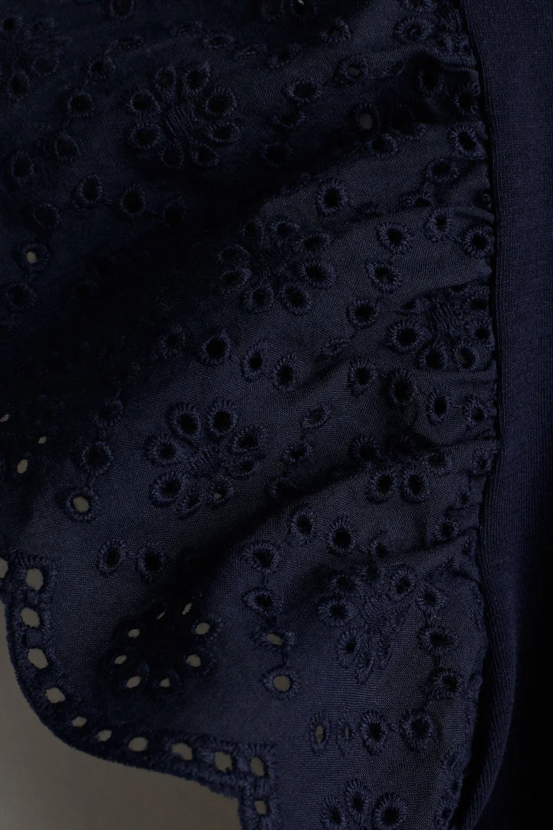 اتش اند ام بلوزة بأكمام مكشكشة وتطريزات ذات نمط انجليزي